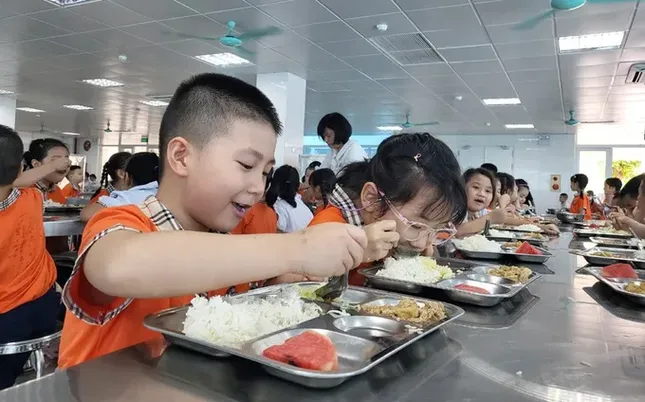 Hà Nội chi hơn 3 . 000 Tỷ đồng hỗ trợ bữa ăn trưa cho học sinh tiểu học - Ảnh 1. Hà Nội chi hơn 3 . 000 Tỷ đồng hỗ trợ bữa ăn trưa cho học sinh tiểu học - Ảnh 1.