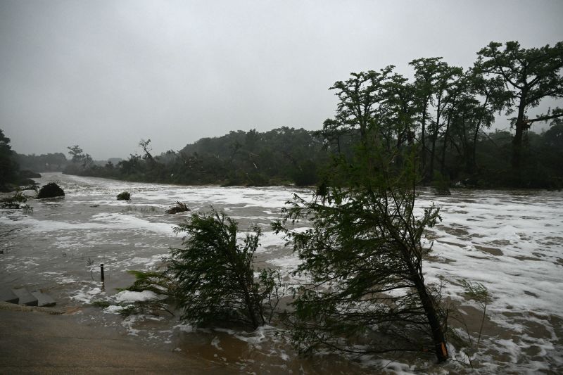 Những c&aacute;ch sống s&oacute;t kh&ocirc;ng tưởng nhất trong trận lũ qu&eacute;t lịch sử ở Texas: Đang nằm ngủ th&igrave; d&ograve;ng nước cuốn tr&ocirc;i tất cả- Ảnh 2.