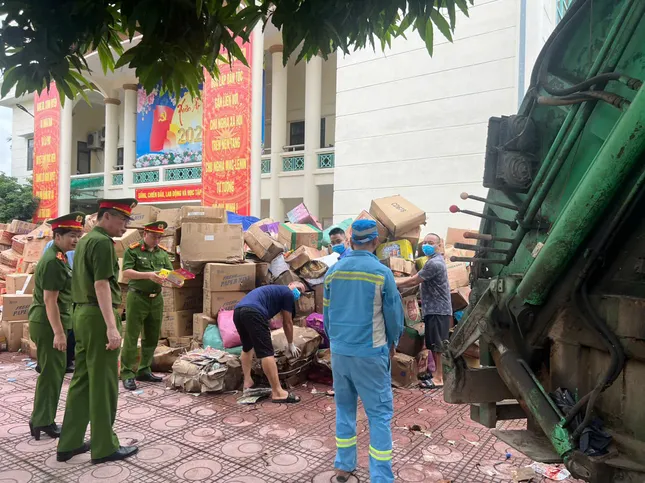 Các hộ kinh doanh tại La Phù tự nguyện giao nộp 25 tấn thực phẩm không rõ nguồn gốc - Ảnh 2.