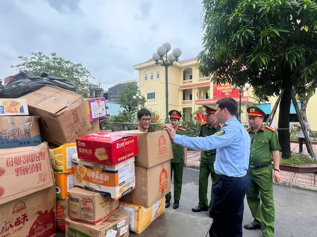 Các hộ kinh doanh tại La Phù tự nguyện giao nộp 25 tấn thực phẩm không rõ nguồn gốc - Ảnh 1.