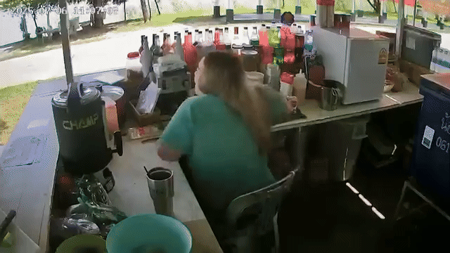 Cô gái thoát chết thần kỳ khi bán hàng ven đường, video gây sốc - Ảnh 2.