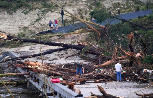 Những c&aacute;ch sống s&oacute;t kh&ocirc;ng tưởng nhất trong trận lũ qu&eacute;t lịch sử ở Texas: Đang nằm ngủ th&igrave; d&ograve;ng nước cuốn tr&ocirc;i tất cả- Ảnh 6.