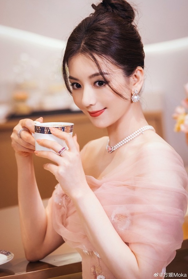Nam diễn viên hạng A "thưởng nóng" 332 tỷ cho vợ hot girl mang thai lần 3, chồng nhà người ta là đây! - Ảnh 4. Nam diễn viên hạng A "thưởng nóng" 332 tỷ cho vợ hot girl mang thai lần 3, chồng nhà người ta là đây! - Ảnh 4.