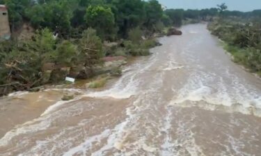 Những c&aacute;ch sống s&oacute;t kh&ocirc;ng tưởng nhất trong trận lũ qu&eacute;t lịch sử ở Texas: Đang nằm ngủ th&igrave; d&ograve;ng nước cuốn tr&ocirc;i tất cả- Ảnh 4.