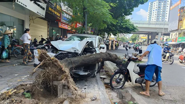Cảnh sát kiểm tra nồng độ cồn , ma túy tài xế ô tô tông loạt xe máy ở Hà Nội - Ảnh 2. Cảnh sát kiểm tra nồng độ cồn , ma túy tài xế ô tô tông loạt xe máy ở Hà Nội - Ảnh 2.