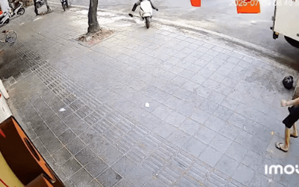 Vụ ô tô đâm liên hoàn 10 xe máy trên phố Hà Nội: 1 nạn nhân vừa tử vong, đang lấy lời khai nữ tài xế - Ảnh 1.