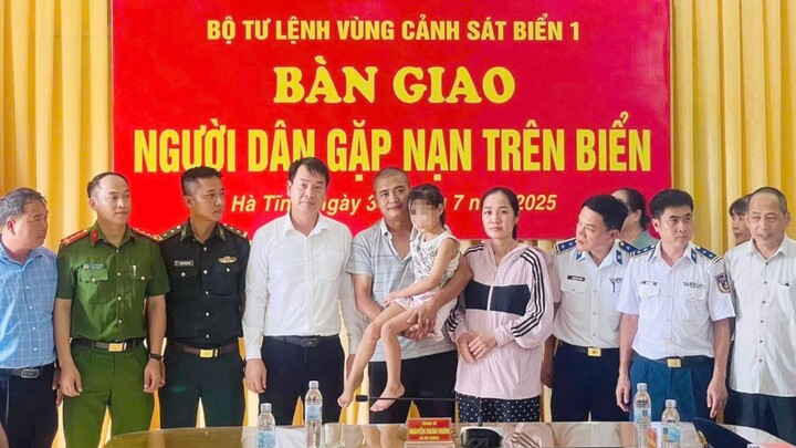 Khoảnh khắc cứu hộ trên biển kỳ diệu của cha con anh Nguyễn Thanh Tùng sau 13 giờ trôi dạt - Ảnh 3. Khoảnh khắc cứu hộ trên biển kỳ diệu của cha con anh Nguyễn Thanh Tùng sau 13 giờ trôi dạt - Ảnh 3.