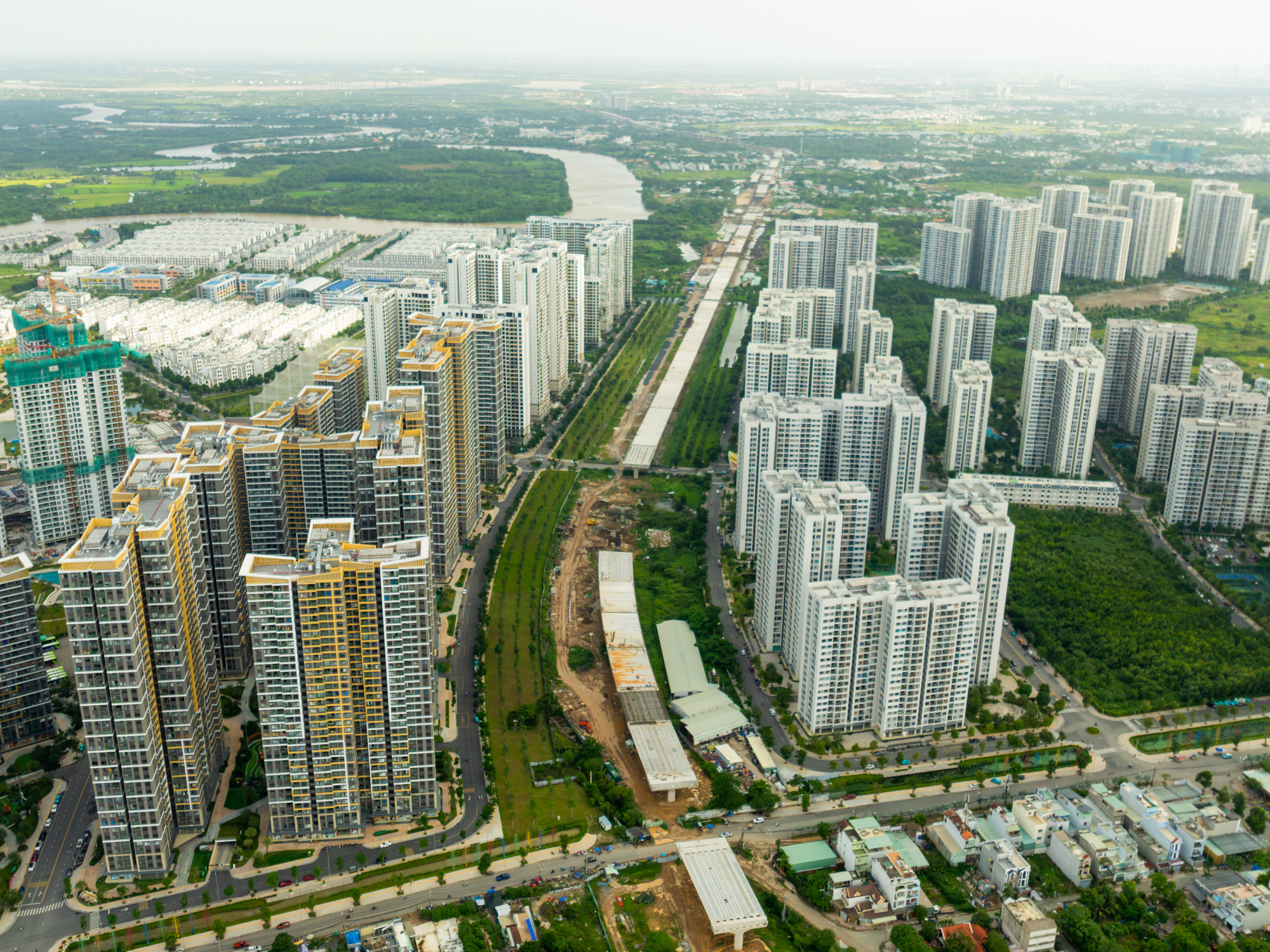 Toàn cảnh đoạn trên cao duy nhất của đường Vành đai 3: Phiến dầm dài như bể bơi liên tục được lắp đặt, sắp chạy xuyên qua đại đô thị của Vinhomes - Ảnh 2.