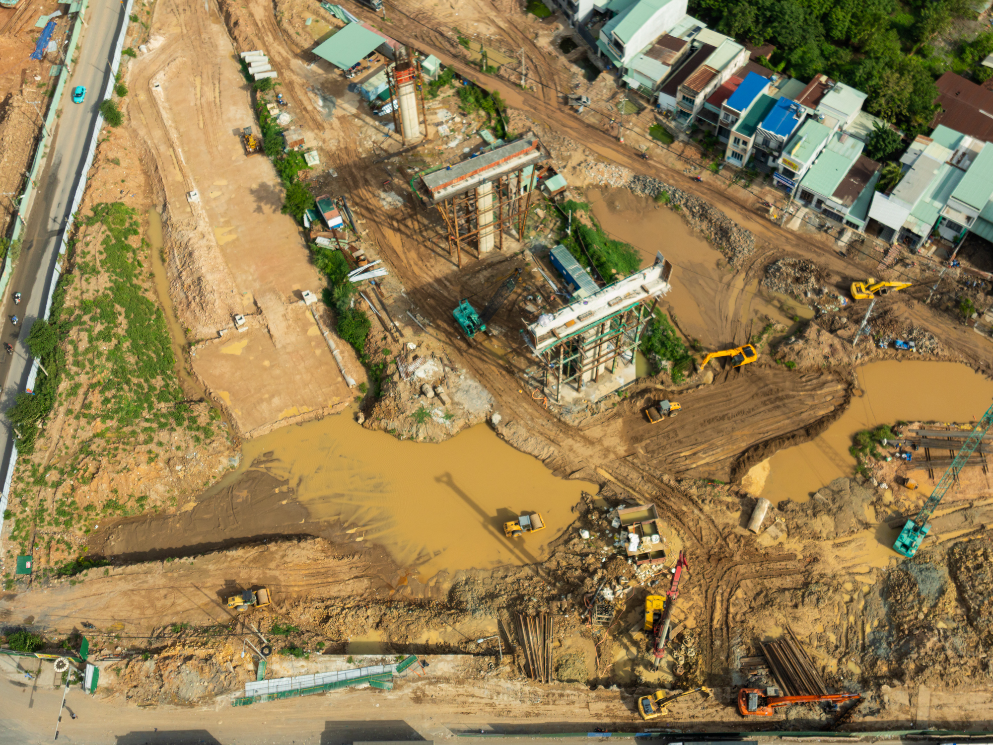 Toàn cảnh đoạn trên cao duy nhất của đường Vành đai 3: Phiến dầm dài như bể bơi liên tục được lắp đặt, sắp chạy xuyên qua đại đô thị của Vinhomes - Ảnh 4.