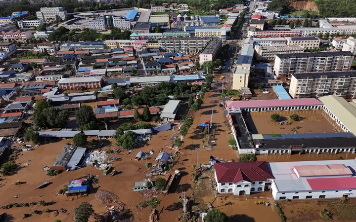 "Bức tường nước" ập xuống thị trấn ở Ấn Độ, 100 người mất t&iacute;ch - Ảnh 2.