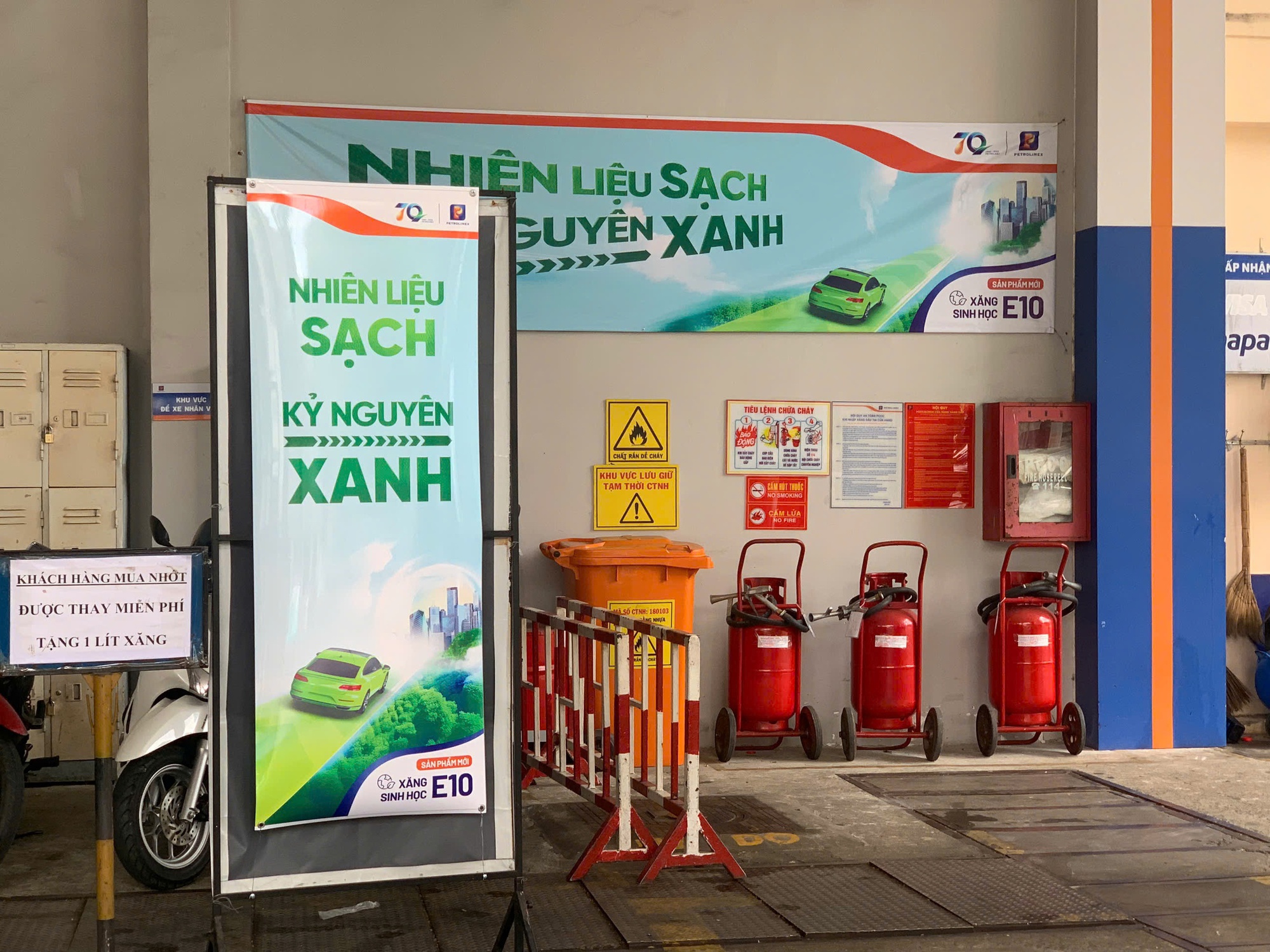 Kén người mua xăng E10 trong ngày đầu chính thức mở bán - Ảnh 1.