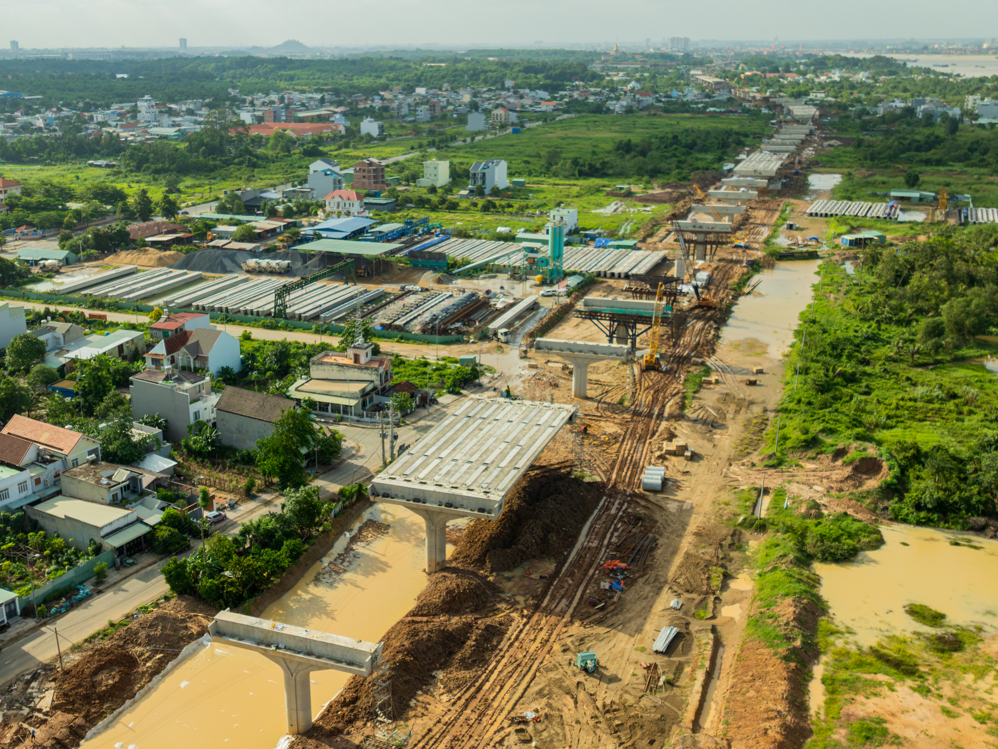 Toàn cảnh đoạn trên cao duy nhất của đường Vành đai 3: Phiến dầm dài như bể bơi liên tục được lắp đặt, sắp chạy xuyên qua đại đô thị của Vinhomes - Ảnh 6.