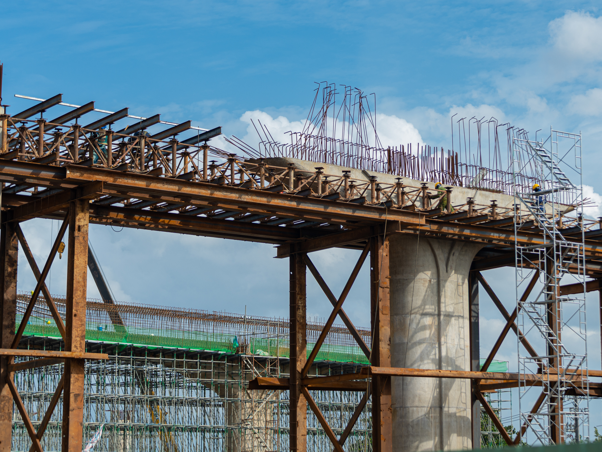 Toàn cảnh đoạn trên cao duy nhất của đường Vành đai 3: Phiến dầm dài như bể bơi liên tục được lắp đặt, sắp chạy xuyên qua đại đô thị của Vinhomes - Ảnh 10.