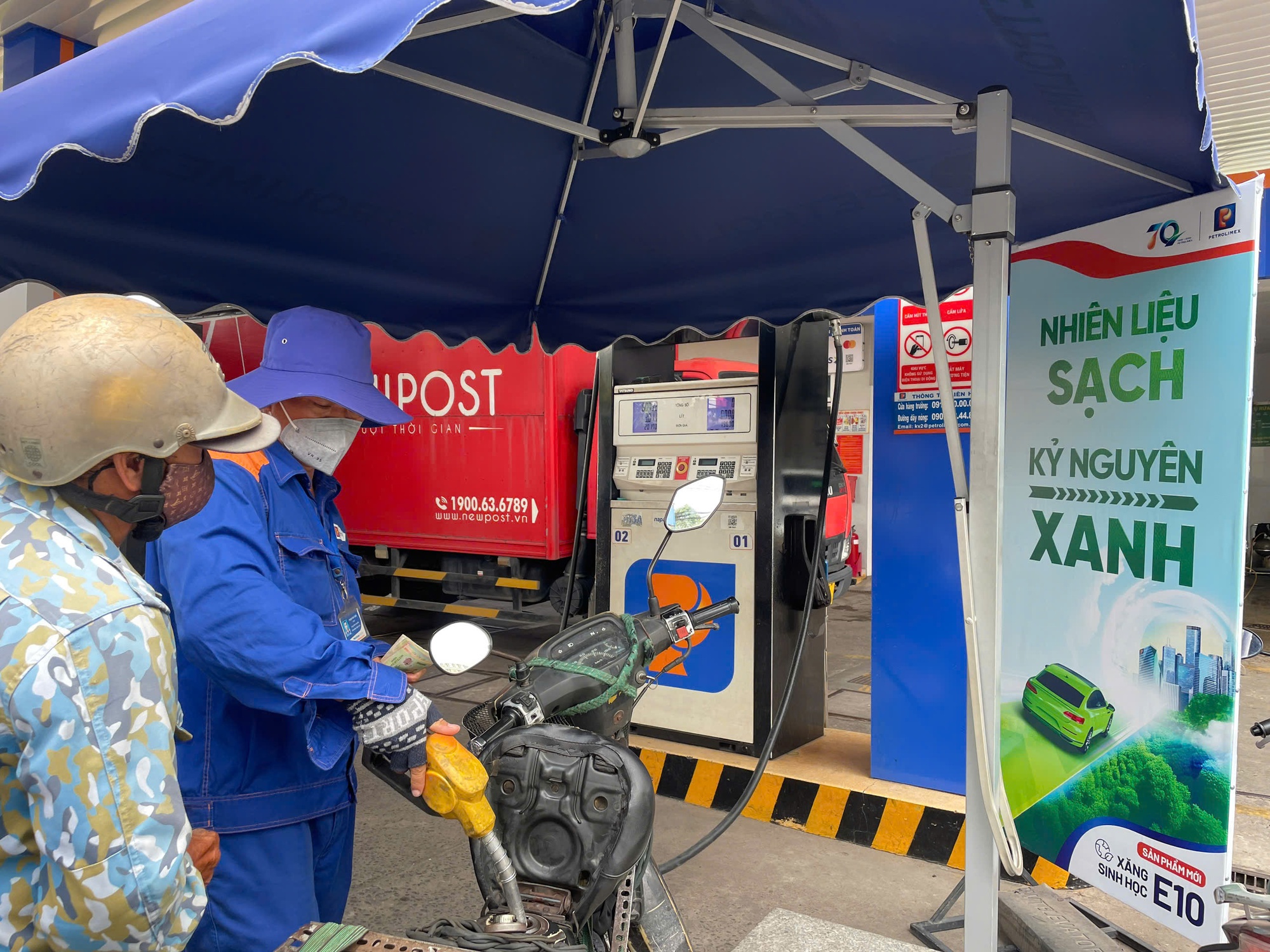 Kén người mua xăng E10 trong ngày đầu chính thức mở bán - Ảnh 5.
