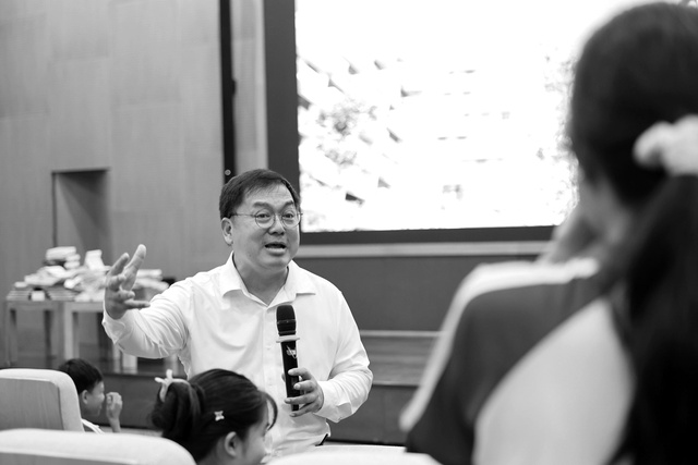 Khoảnh khắc nào là đáng sống nhất? Câu trả lời của ông Hoàng Nam Tiến chạm mạnh đến những người đang sống - Ảnh 1.