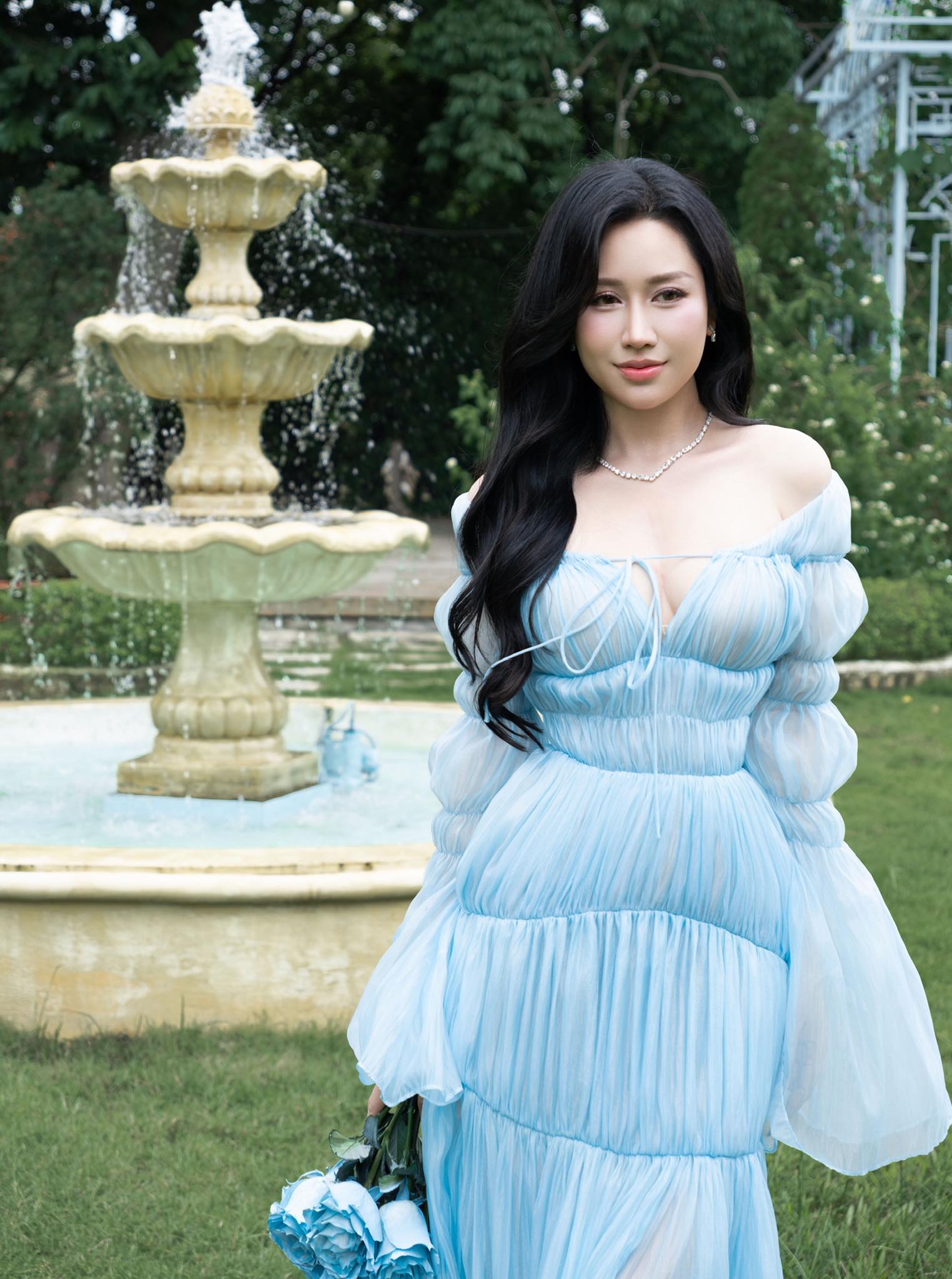 Cô dâu "còng lưng vì vàng" ở Vĩnh Long: Từng gây sốt với đám cưới 2,3 tỷ, giờ sống kín tiếng, hiếm hoi mới "lộ" chồng con- Ảnh 8. Cô dâu "còng lưng vì vàng" ở Vĩnh Long: Từng gây sốt với đám cưới 2,3 tỷ, giờ sống kín tiếng, hiếm hoi mới "lộ" chồng con- Ảnh 8.