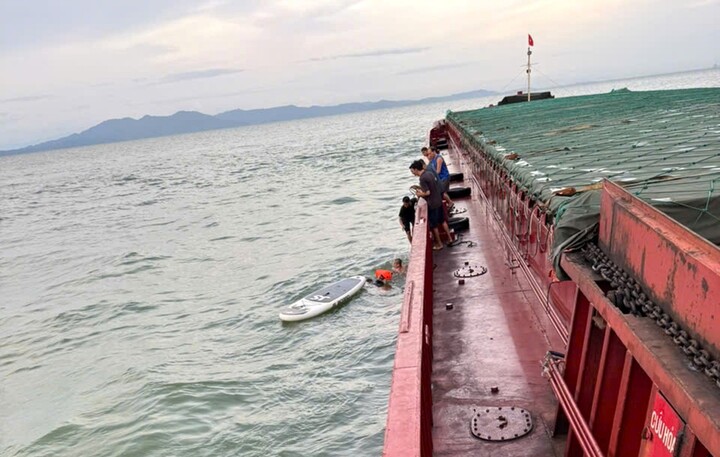 Khoảnh khắc cứu hộ trên biển kỳ diệu của cha con anh Nguyễn Thanh Tùng sau 13 giờ trôi dạt - Ảnh 1. Khoảnh khắc cứu hộ trên biển kỳ diệu của cha con anh Nguyễn Thanh Tùng sau 13 giờ trôi dạt - Ảnh 1.