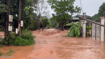 Clip lũ quét, sạt lở đất ở Điện Biên sáng nay: Ít nhất 11 người tử vong và mất tích - Ảnh 1.