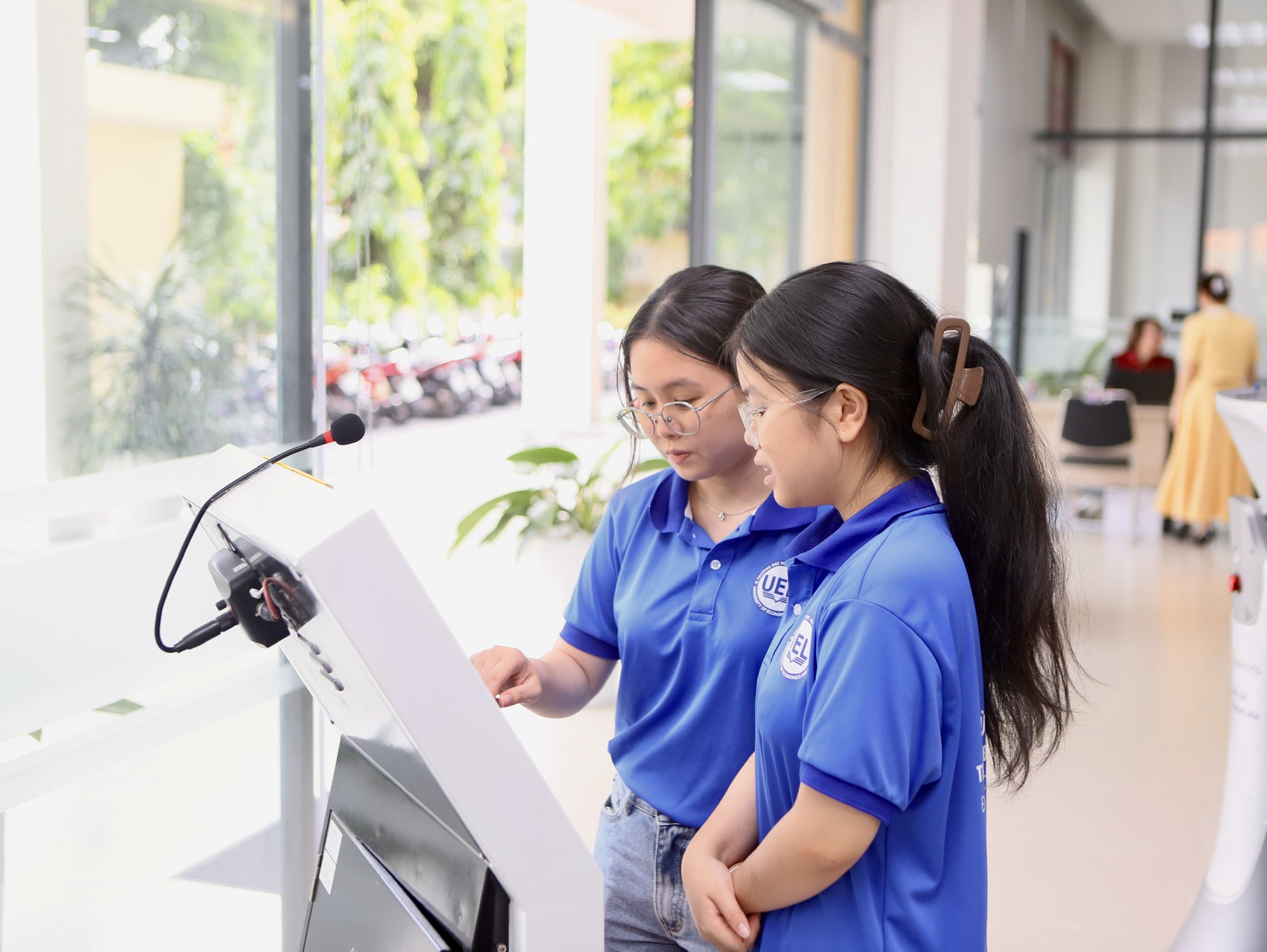 TP HCM: Cận cảnh nơi phục vụ h&agrave;nh ch&iacute;nh c&ocirc;ng đầu ti&ecirc;n c&oacute; robot tiếp d&acirc;n sau một th&aacute;ng vận h&agrave;nh - Ảnh 1.