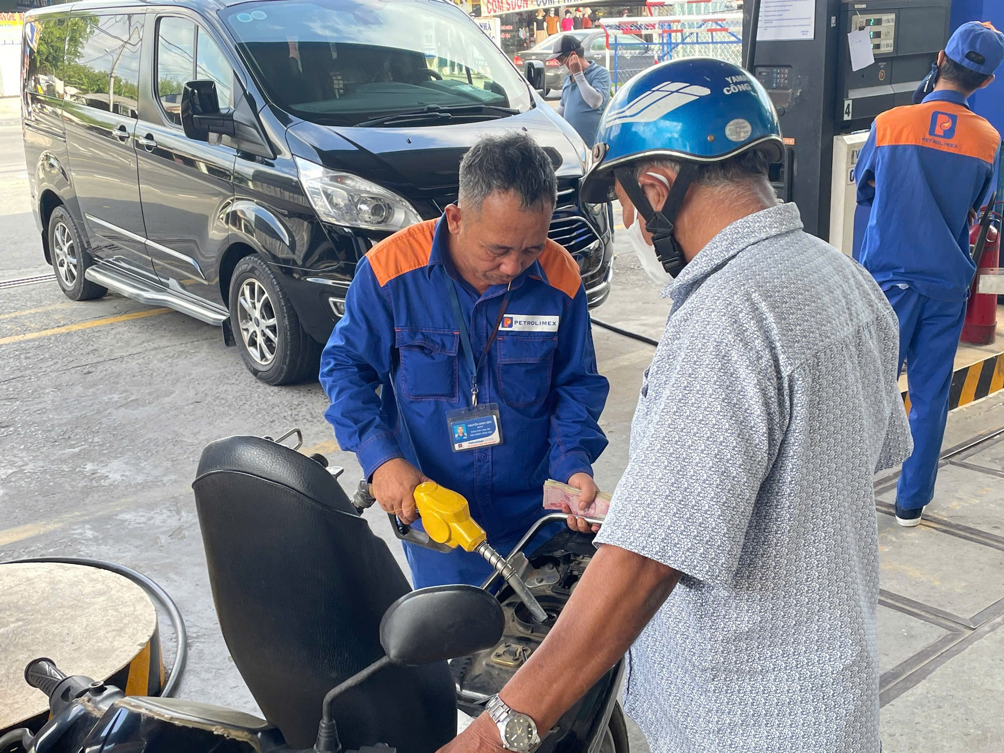 Kén người mua xăng E10 trong ngày đầu chính thức mở bán - Ảnh 4.