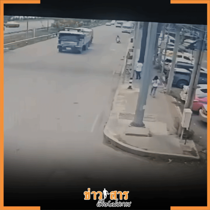 Đang đứng trên vỉa hè, người đàn ông bị rơ moóc đâm trúng, camera ghi lại khoảnh khắc ám ảnh - Ảnh 1.
