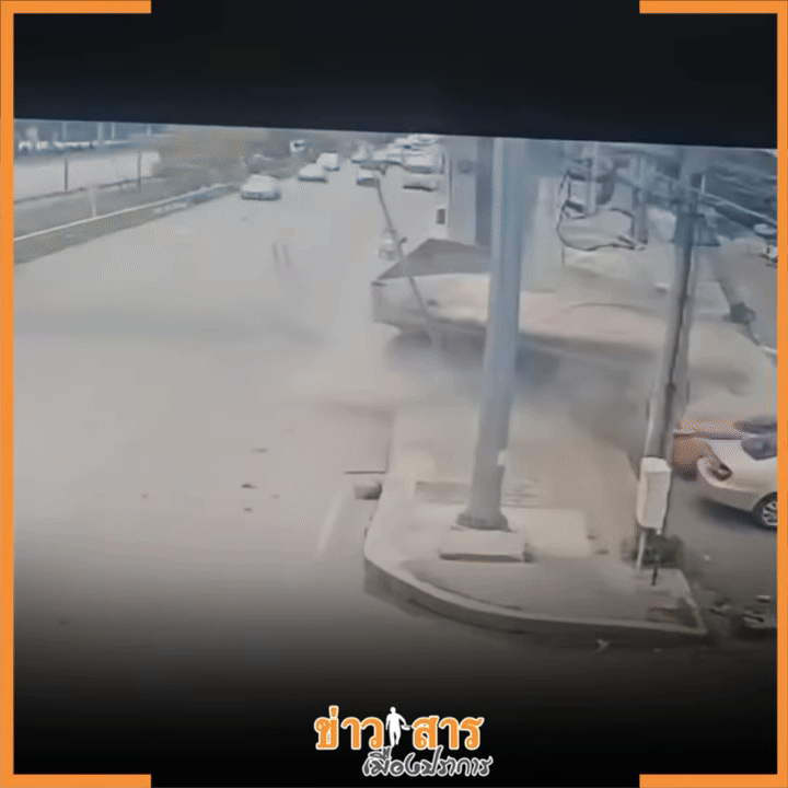 Đang đứng trên vỉa hè, người đàn ông bị rơ moóc đâm trúng, camera ghi lại khoảnh khắc ám ảnh - Ảnh 2.