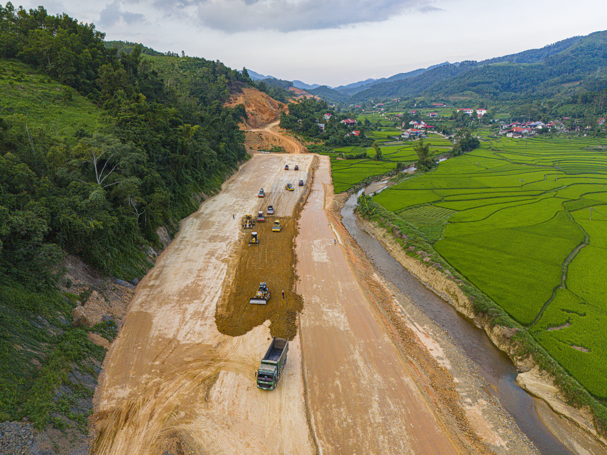 140 mũi thi công, 1.200 thiết bị, hơn 2.600 kỹ sư, công nhân: Quyết tâm hoàn thành dự án 11.000 tỷ đồng, dài 60 km, kết nối 2 vùng kinh tế động lực - Ảnh 1.