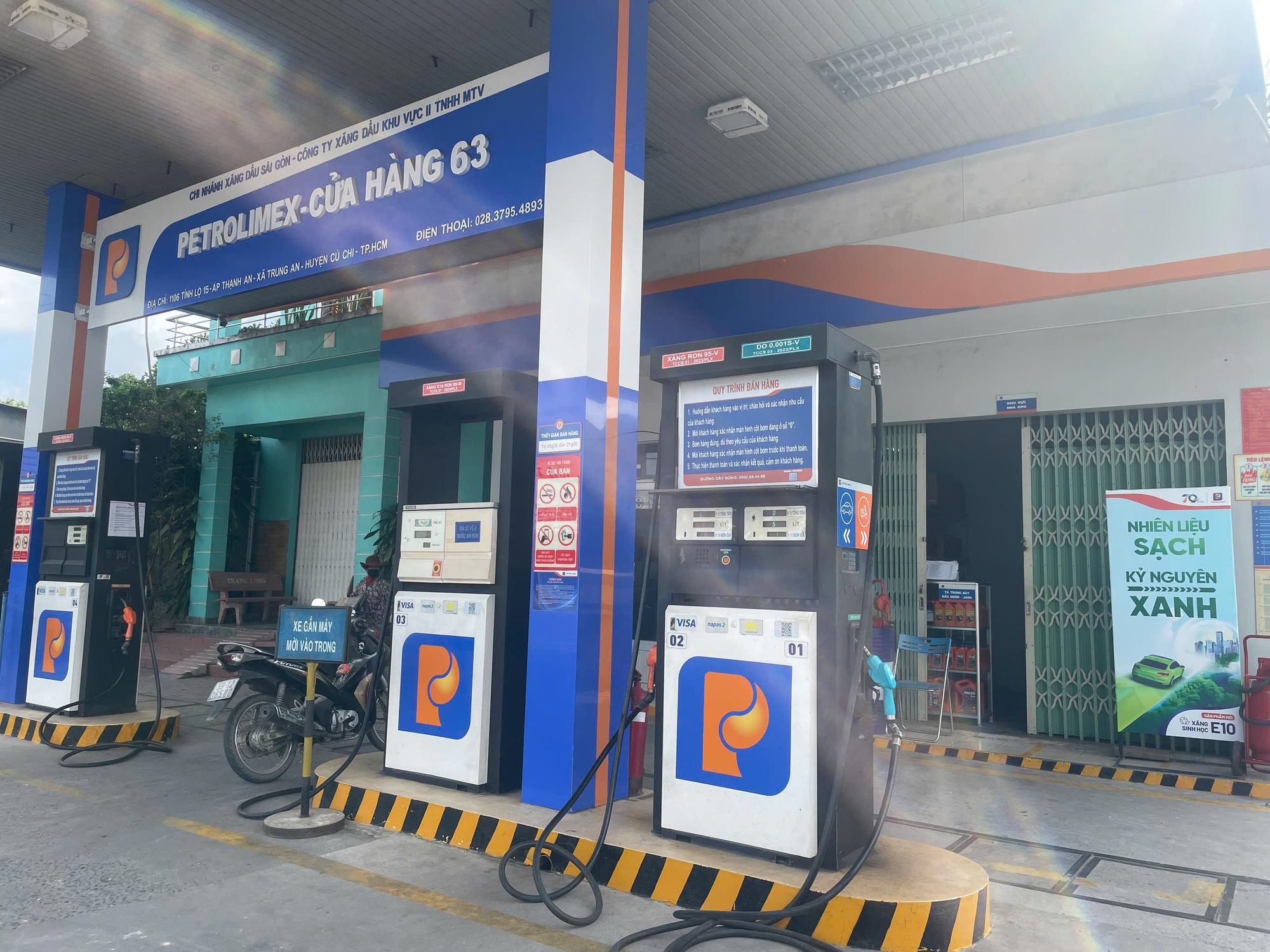 Kén người mua xăng E10 trong ngày đầu chính thức mở bán - Ảnh 3.