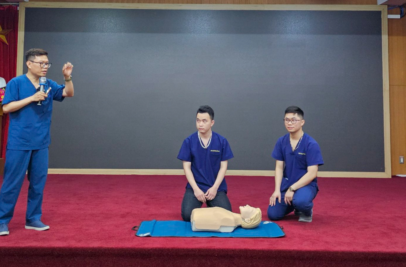 PGS - TS Nguyễn Lân Hiếu chia sẻ ý tưởng cấp cứu ngừng tim hiệu quả trong cộng đồng - Ảnh 2.