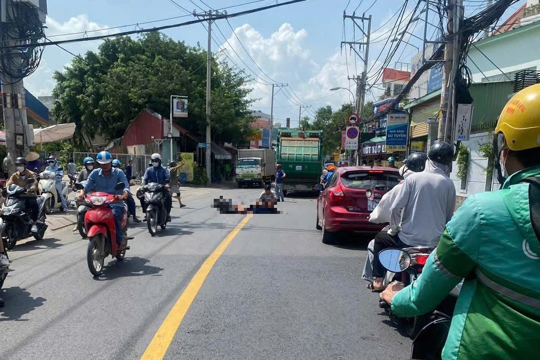 TP HCM điều tra vụ tai nạn xe rác làm 2 người tử vong nghiêm trọng - Ảnh 2. TP HCM điều tra vụ tai nạn xe rác làm 2 người tử vong nghiêm trọng - Ảnh 2.