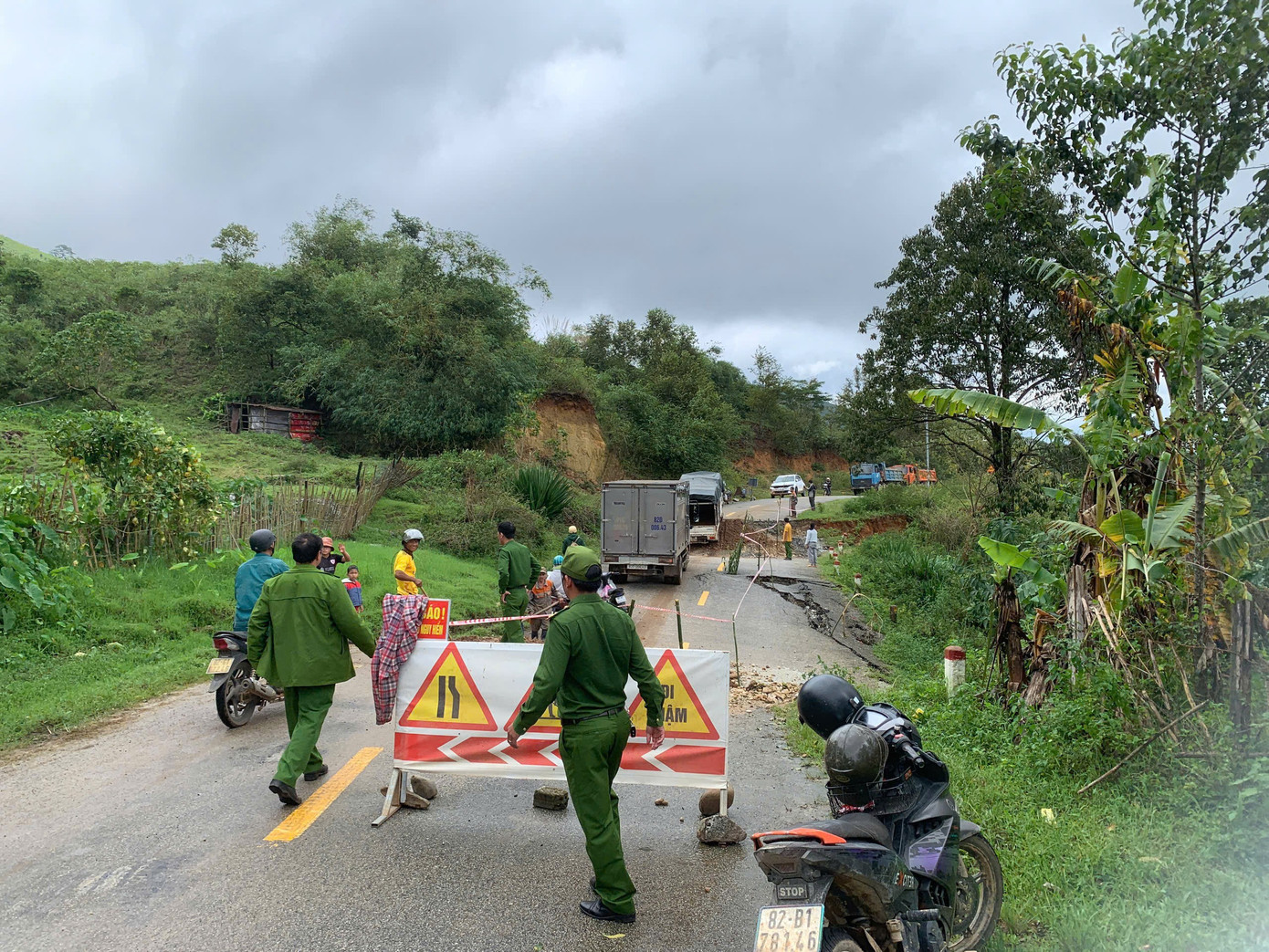Hố tử thần sâu hơn 1m xuất hiện trên Quốc lộ 40B ở Quảng Ngãi - Ảnh 10. Hố tử thần sâu hơn 1m xuất hiện trên Quốc lộ 40B ở Quảng Ngãi - Ảnh 10.