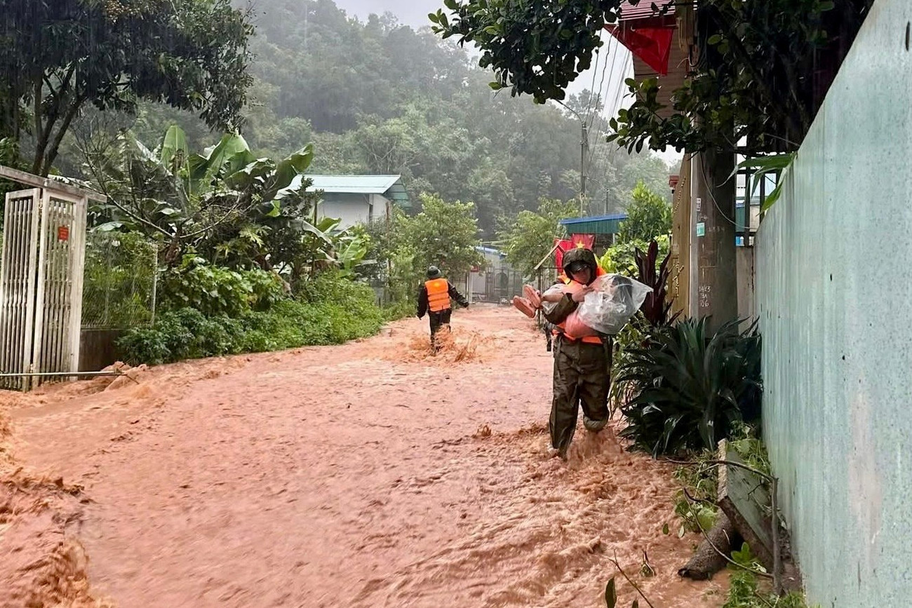 Lũ quét ở Điện Biên: Hai trẻ bị vùi lấp , nhiều nhà bị cuốn trôi - Ảnh 2. Lũ quét ở Điện Biên: Hai trẻ bị vùi lấp , nhiều nhà bị cuốn trôi - Ảnh 2.