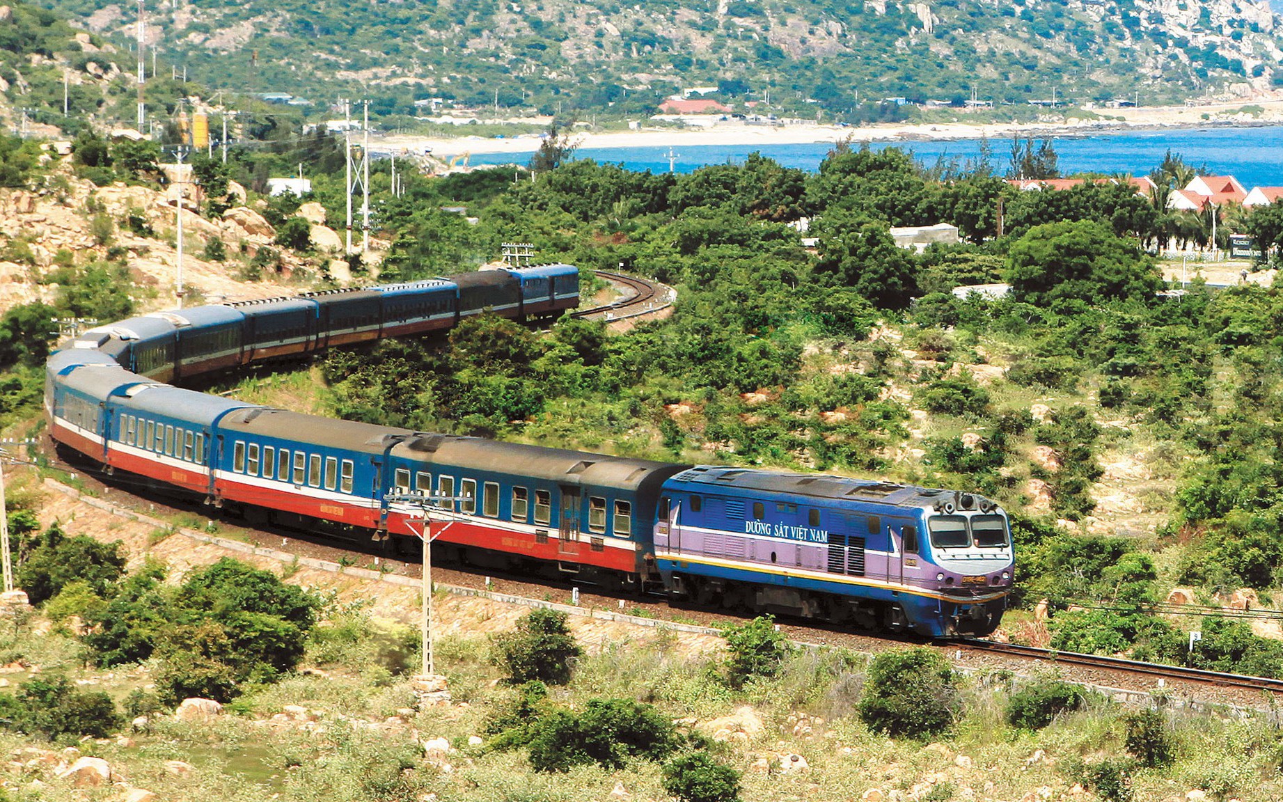 Chuyến tàu chạy gần 500km, đi mất 1 đêm: Tàu đóng mới hoàn toàn, tiêu chuẩn như máy bay - Ảnh 1.