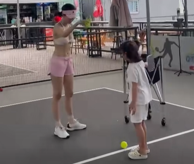 Ngọc Trinh khoe dáng nuột nà “đốt mắt” trên sân pickleball, outfit hở bạo lại gây tranh cãi dữ dội- Ảnh 5. Ngọc Trinh khoe dáng nuột nà “đốt mắt” trên sân pickleball, outfit hở bạo lại gây tranh cãi dữ dội- Ảnh 5.