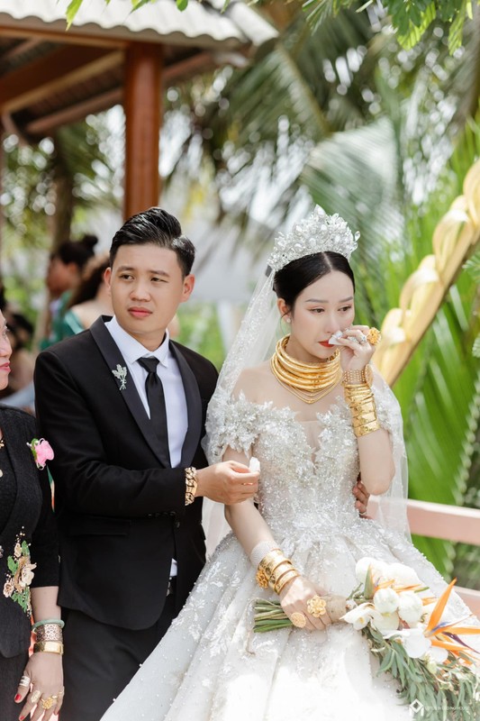 Cô dâu "còng lưng vì vàng" ở Vĩnh Long: Từng gây sốt với đám cưới 2,3 tỷ, giờ sống kín tiếng, hiếm hoi mới "lộ" chồng con- Ảnh 1. Cô dâu "còng lưng vì vàng" ở Vĩnh Long: Từng gây sốt với đám cưới 2,3 tỷ, giờ sống kín tiếng, hiếm hoi mới "lộ" chồng con- Ảnh 1.