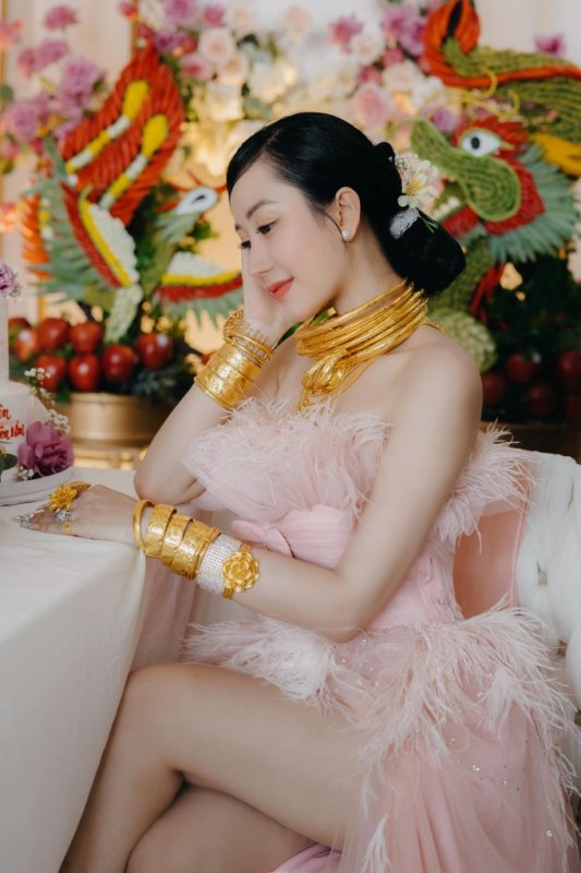 Cô dâu "còng lưng vì vàng" ở Vĩnh Long: Từng gây sốt với đám cưới 2,3 tỷ, giờ sống kín tiếng, hiếm hoi mới "lộ" chồng con- Ảnh 4. Cô dâu "còng lưng vì vàng" ở Vĩnh Long: Từng gây sốt với đám cưới 2,3 tỷ, giờ sống kín tiếng, hiếm hoi mới "lộ" chồng con- Ảnh 4.