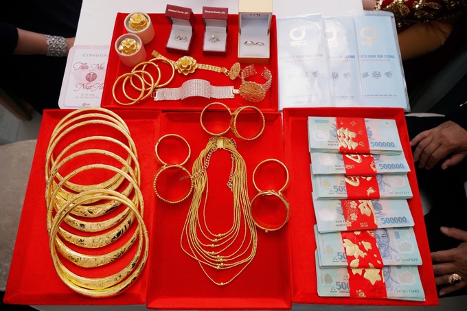 Cô dâu "còng lưng vì vàng" ở Vĩnh Long: Từng gây sốt với đám cưới 2,3 tỷ, giờ sống kín tiếng, hiếm hoi mới "lộ" chồng con- Ảnh 3. Cô dâu "còng lưng vì vàng" ở Vĩnh Long: Từng gây sốt với đám cưới 2,3 tỷ, giờ sống kín tiếng, hiếm hoi mới "lộ" chồng con- Ảnh 3.