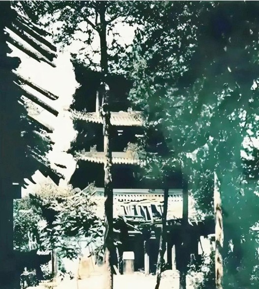 Ảnh hiếm 100 năm trước hé lộ 'hình dáng gốc' của Thiếu Lâm Tự: Sau biến cố bất ngờ đã hồi sinh từ tro tàn- Ảnh 1. Ảnh hiếm 100 năm trước hé lộ 'hình dáng gốc' của Thiếu Lâm Tự: Sau biến cố bất ngờ đã hồi sinh từ tro tàn- Ảnh 1.