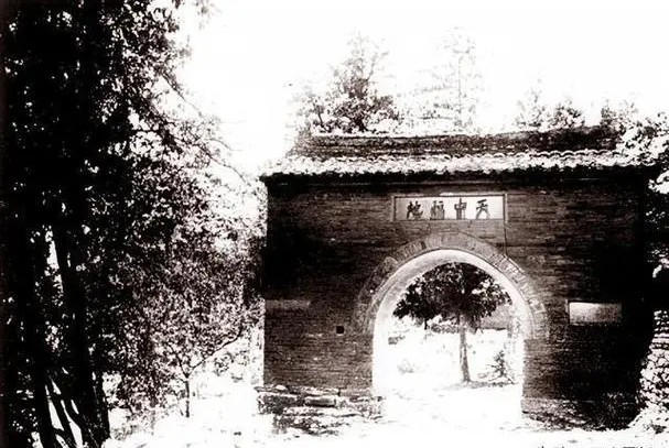 Ảnh hiếm 100 năm trước hé lộ 'hình dáng gốc' của Thiếu Lâm Tự: Sau biến cố bất ngờ đã hồi sinh từ tro tàn- Ảnh 15. Ảnh hiếm 100 năm trước hé lộ 'hình dáng gốc' của Thiếu Lâm Tự: Sau biến cố bất ngờ đã hồi sinh từ tro tàn- Ảnh 15.