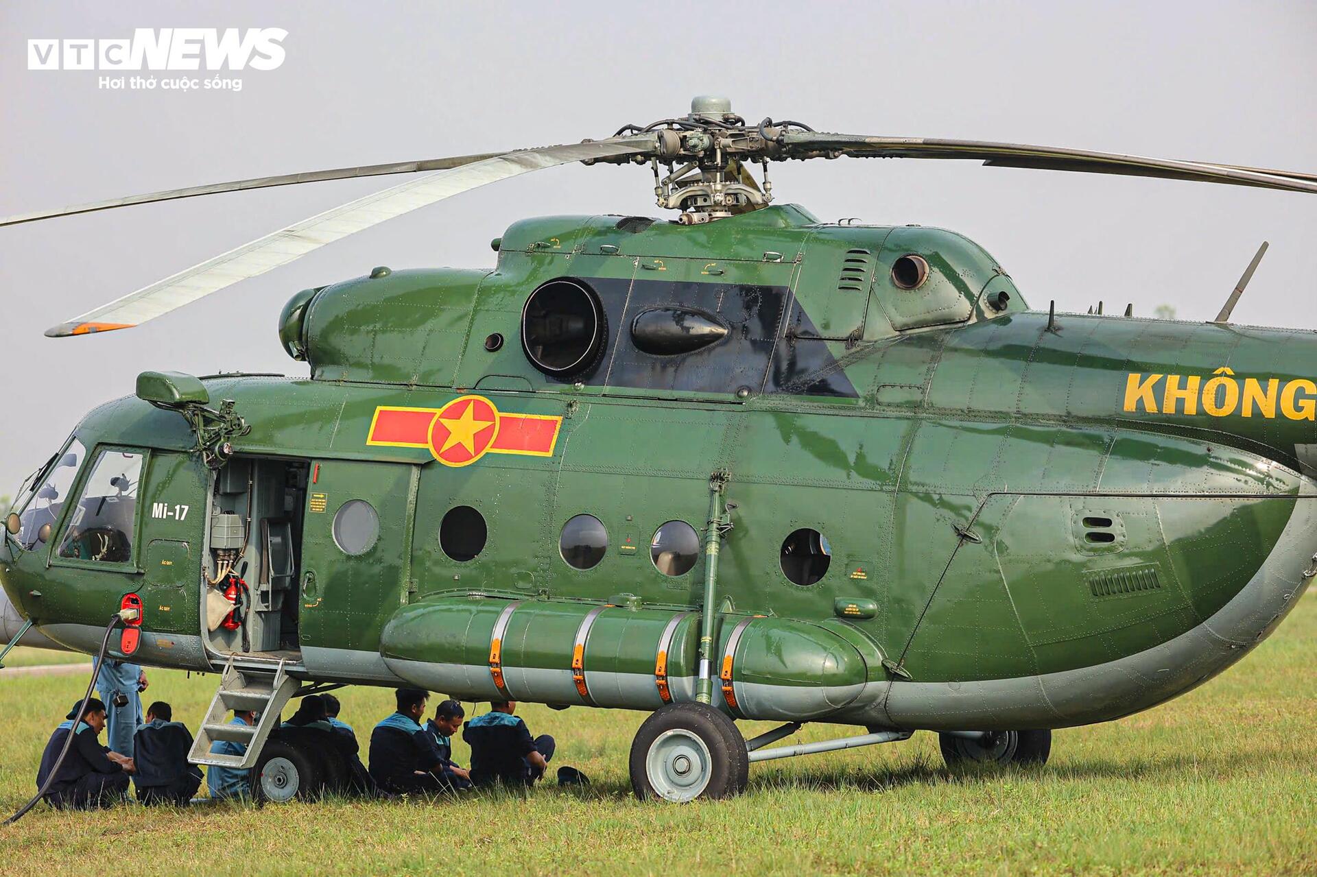 Trực thăng Mi - 8 , Mi - 17 luyện tập cho đại lễ Quốc khánh 2 / 9 tại Ba Đình - Ảnh 4. Trực thăng Mi - 8 , Mi - 17 luyện tập cho đại lễ Quốc khánh 2 / 9 tại Ba Đình - Ảnh 4.