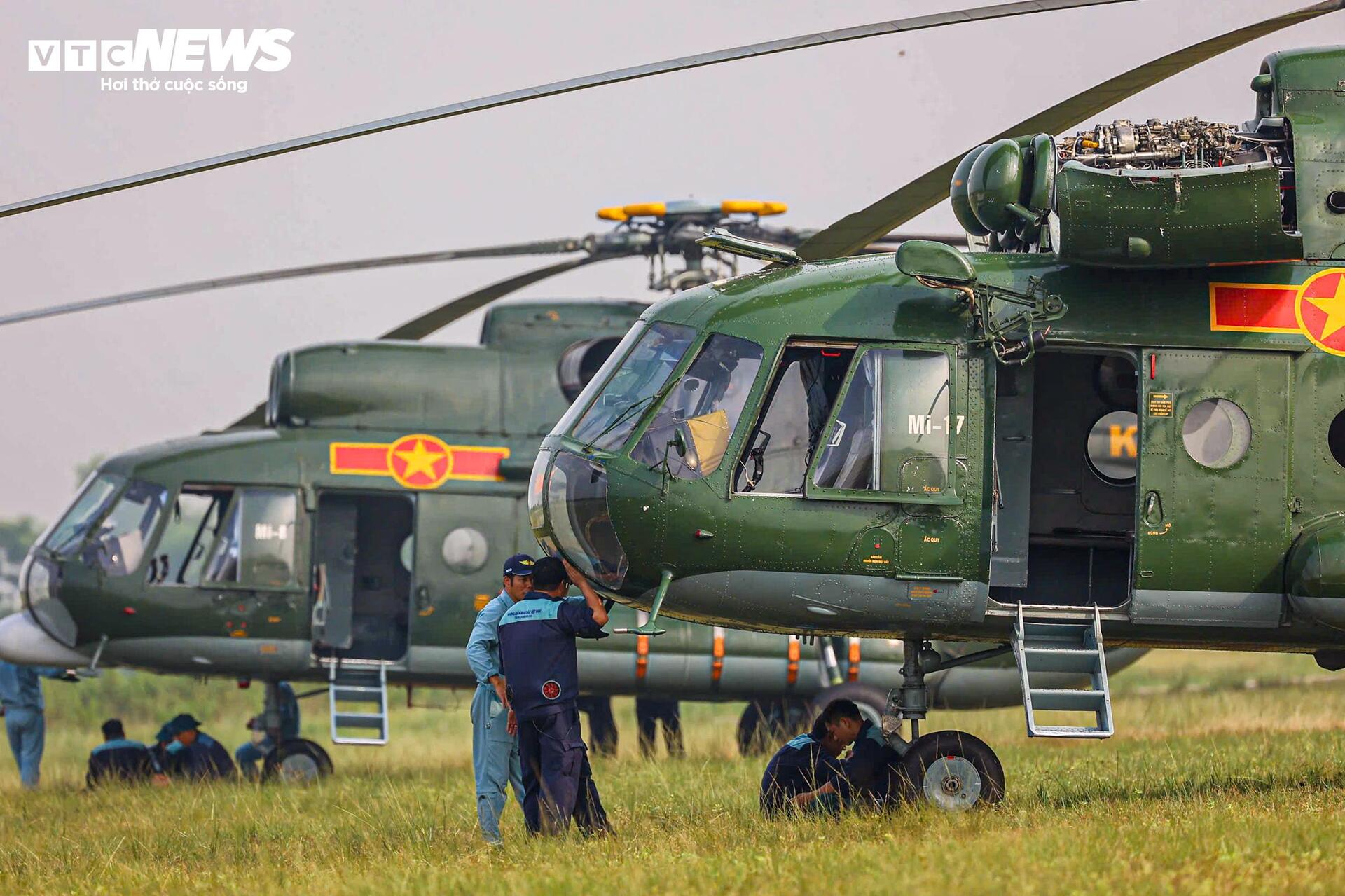 Trực thăng Mi - 8 , Mi - 17 luyện tập cho đại lễ Quốc khánh 2 / 9 tại Ba Đình - Ảnh 2. Trực thăng Mi - 8 , Mi - 17 luyện tập cho đại lễ Quốc khánh 2 / 9 tại Ba Đình - Ảnh 2.