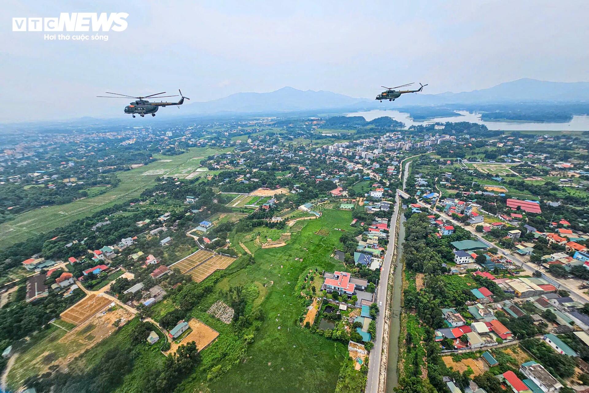 Trực thăng Mi - 8 , Mi - 17 luyện tập cho đại lễ Quốc khánh 2 / 9 tại Ba Đình - Ảnh 12. Trực thăng Mi - 8 , Mi - 17 luyện tập cho đại lễ Quốc khánh 2 / 9 tại Ba Đình - Ảnh 12.