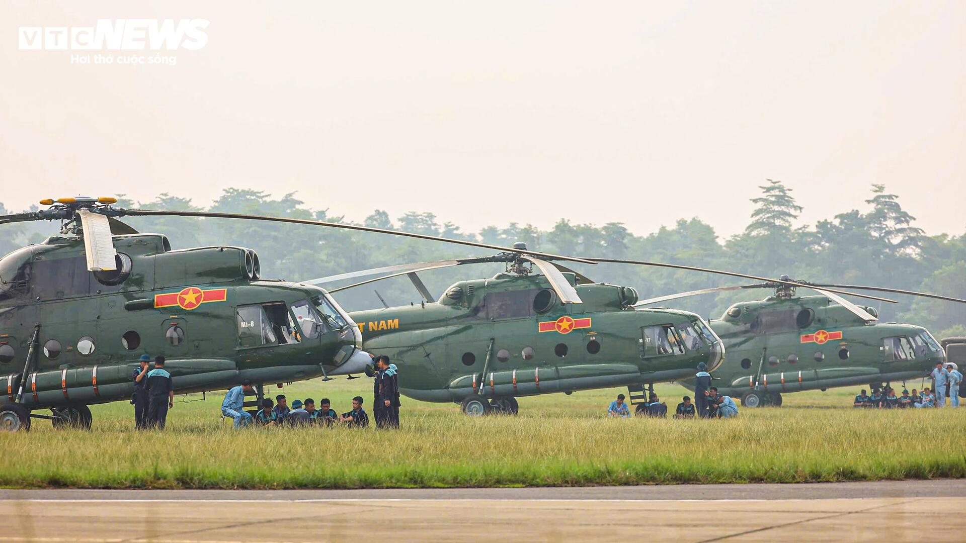 Trực thăng Mi - 8 , Mi - 17 luyện tập cho đại lễ Quốc khánh 2 / 9 tại Ba Đình - Ảnh 1. Trực thăng Mi - 8 , Mi - 17 luyện tập cho đại lễ Quốc khánh 2 / 9 tại Ba Đình - Ảnh 1.
