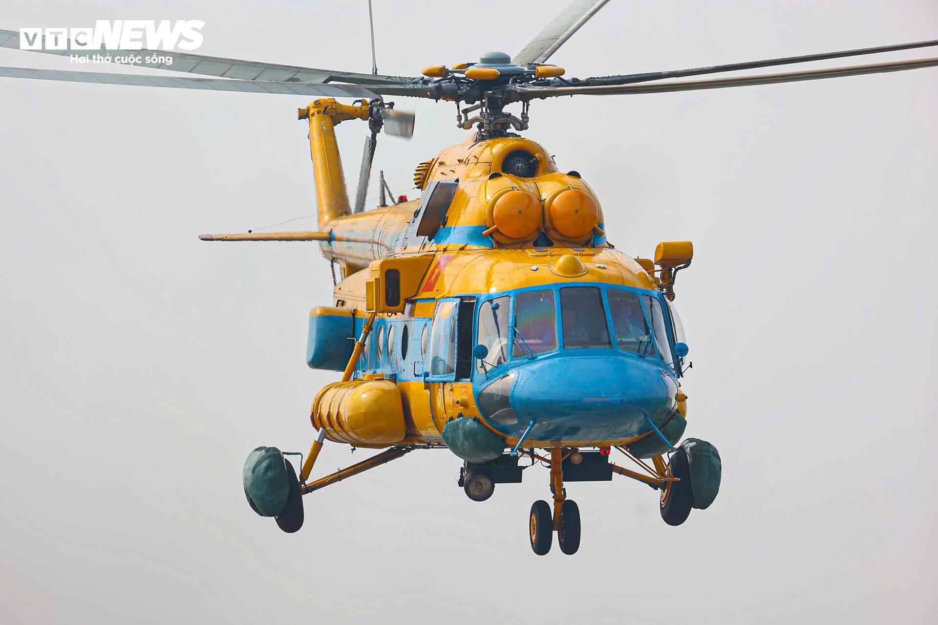 Trực thăng Mi - 8 , Mi - 17 luyện tập cho đại lễ Quốc khánh 2 / 9 tại Ba Đình - Ảnh 5. Trực thăng Mi - 8 , Mi - 17 luyện tập cho đại lễ Quốc khánh 2 / 9 tại Ba Đình - Ảnh 5.