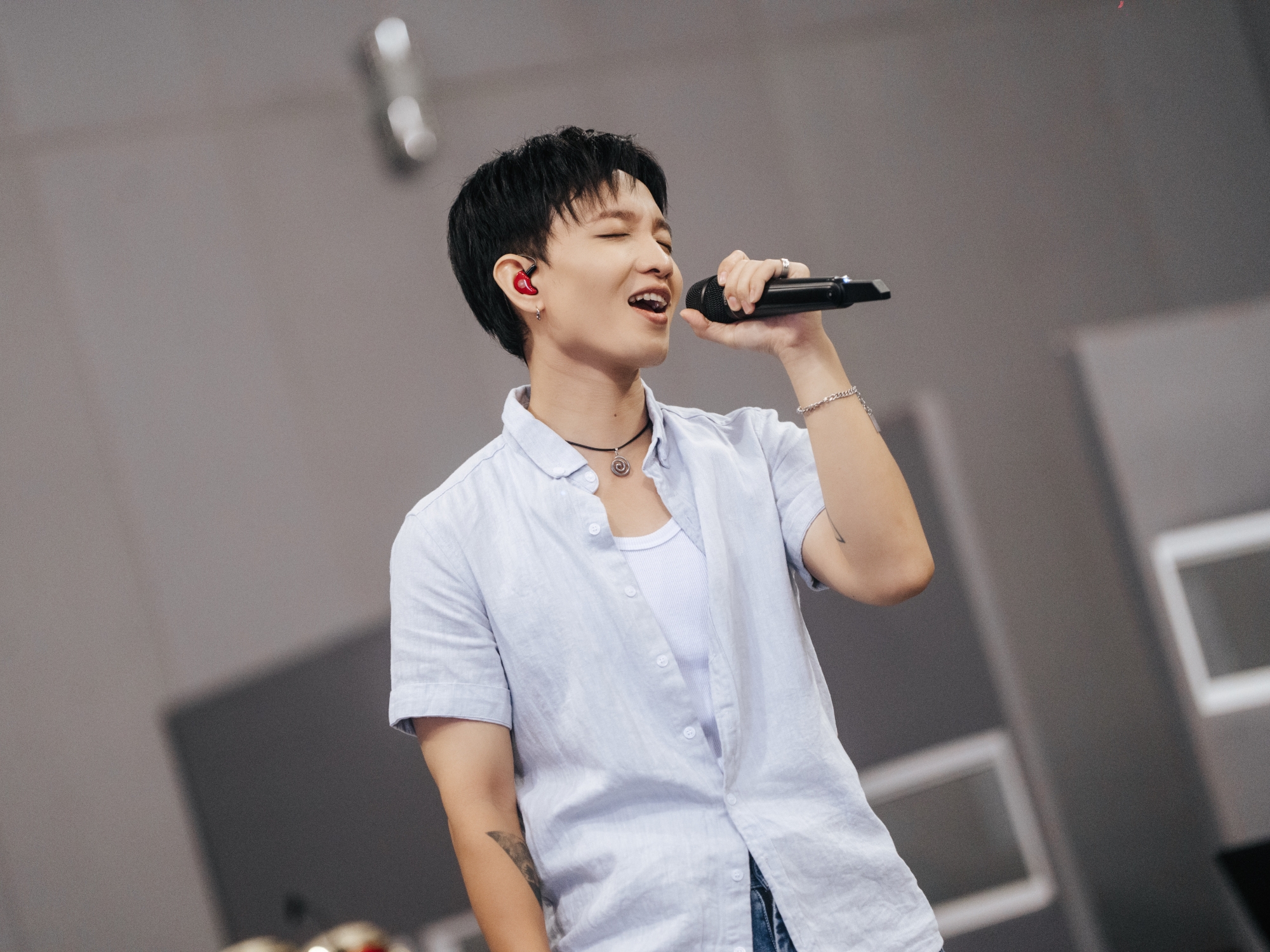 Nam ca sĩ đầu tiên thực hiện công nghệ âm thanh mới vào làm show tại Việt Nam- Ảnh 2.