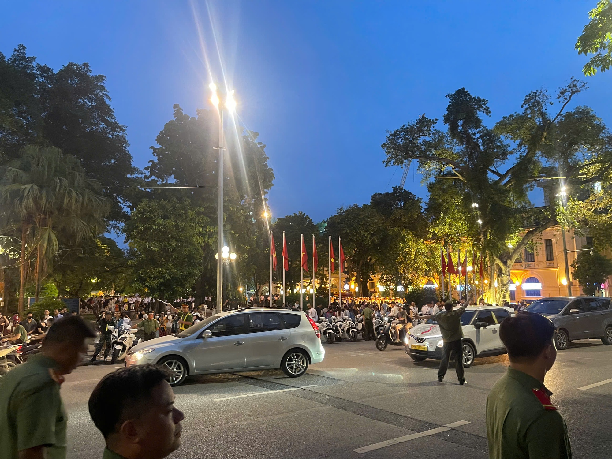 Dòng người đổ về Hồ Gươm trước chương trình nghệ thuật Bản hùng ca Công an nhân dân - Ảnh 1. Dòng người đổ về Hồ Gươm trước chương trình nghệ thuật Bản hùng ca Công an nhân dân - Ảnh 1.