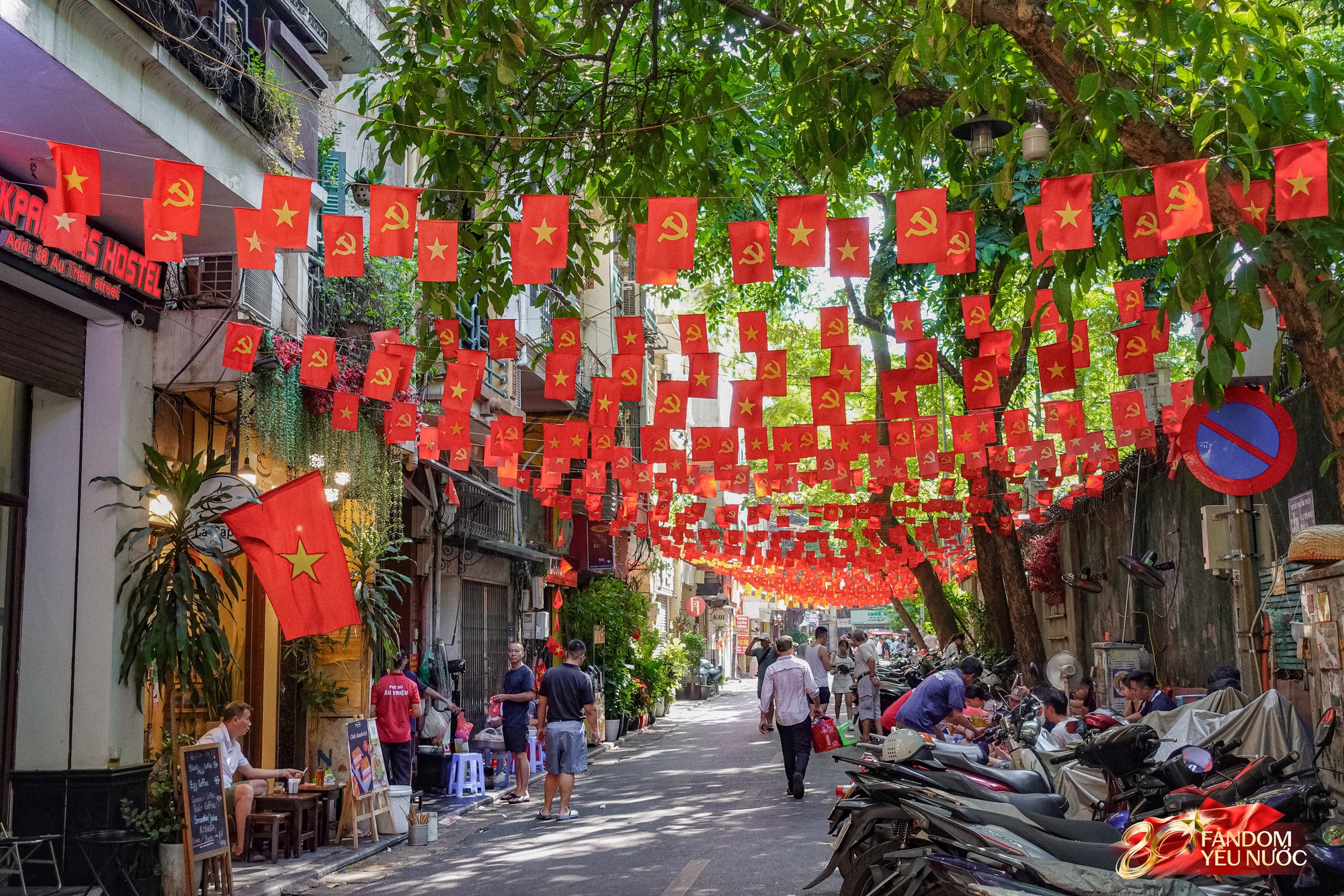 Kh&aacute;ch nước ngo&agrave;i th&iacute;ch th&uacute; chụp ảnh dưới bầu trời cờ hoa H&agrave; Nội, phố phường rộn r&agrave;ng trước thềm 2/9- Ảnh 1.