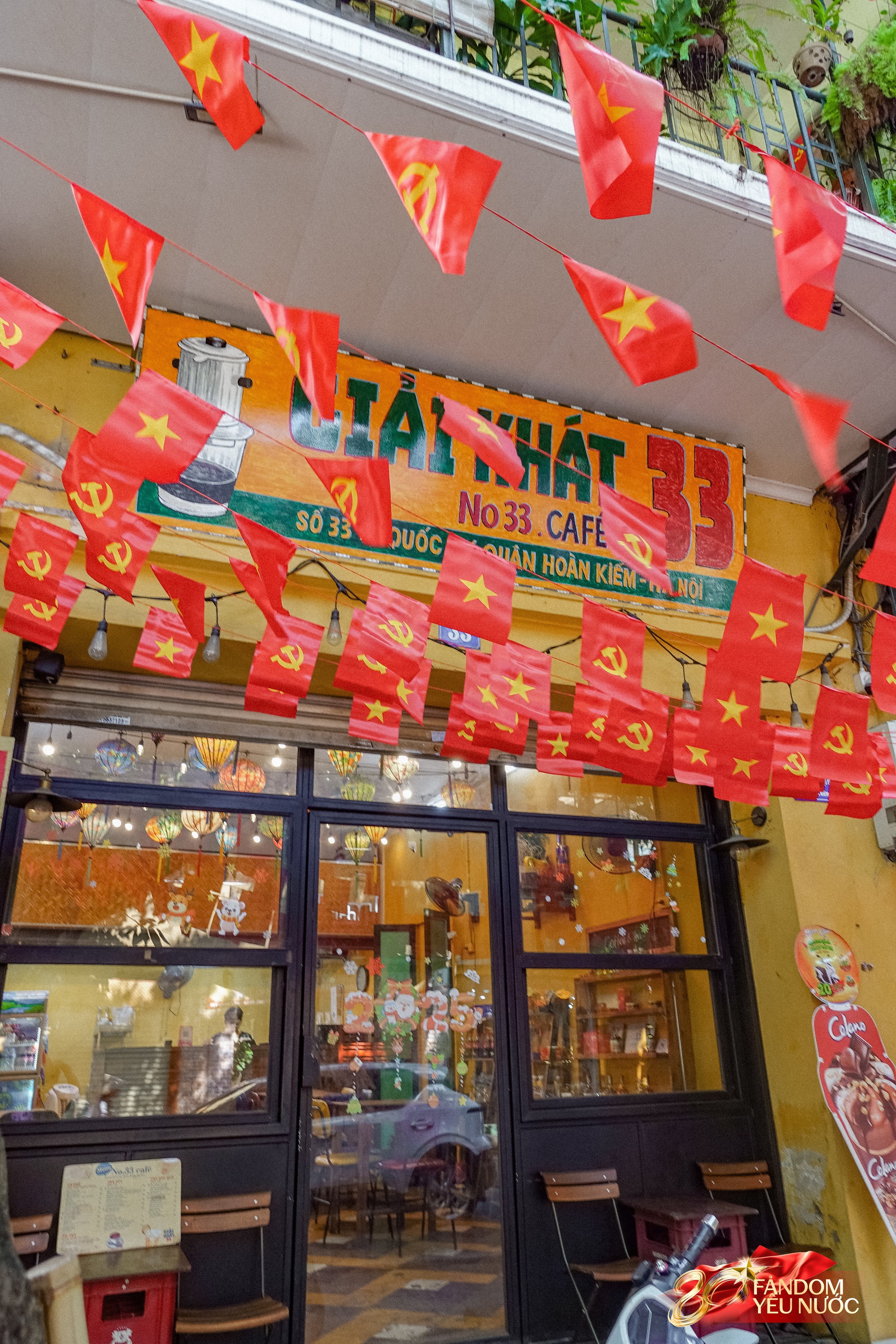 Kh&aacute;ch nước ngo&agrave;i th&iacute;ch th&uacute; chụp ảnh dưới bầu trời cờ hoa H&agrave; Nội, phố phường rộn r&agrave;ng trước thềm 2/9- Ảnh 10.