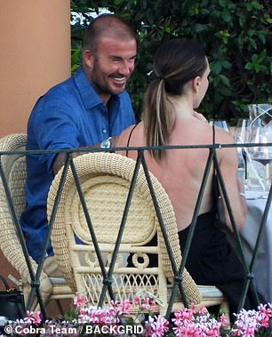 David Beckham bị paparazzi "t&oacute;m gọn" khoảnh khắc "b&agrave;n tay hư" với Victoria trước mặt c&aacute;c con - Ảnh 3.