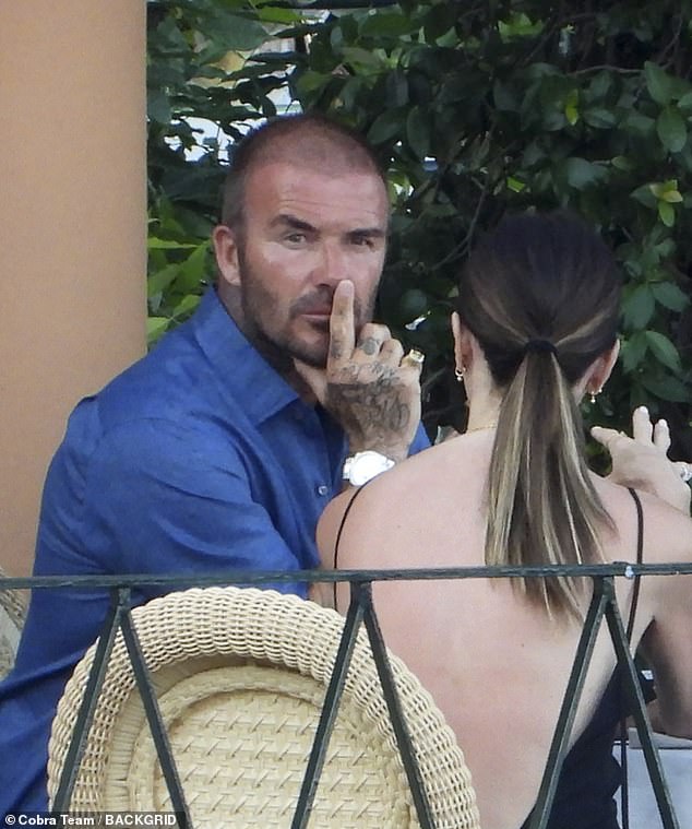 David Beckham bị paparazzi "t&oacute;m gọn" khoảnh khắc "b&agrave;n tay hư" với Victoria trước mặt c&aacute;c con - Ảnh 2.